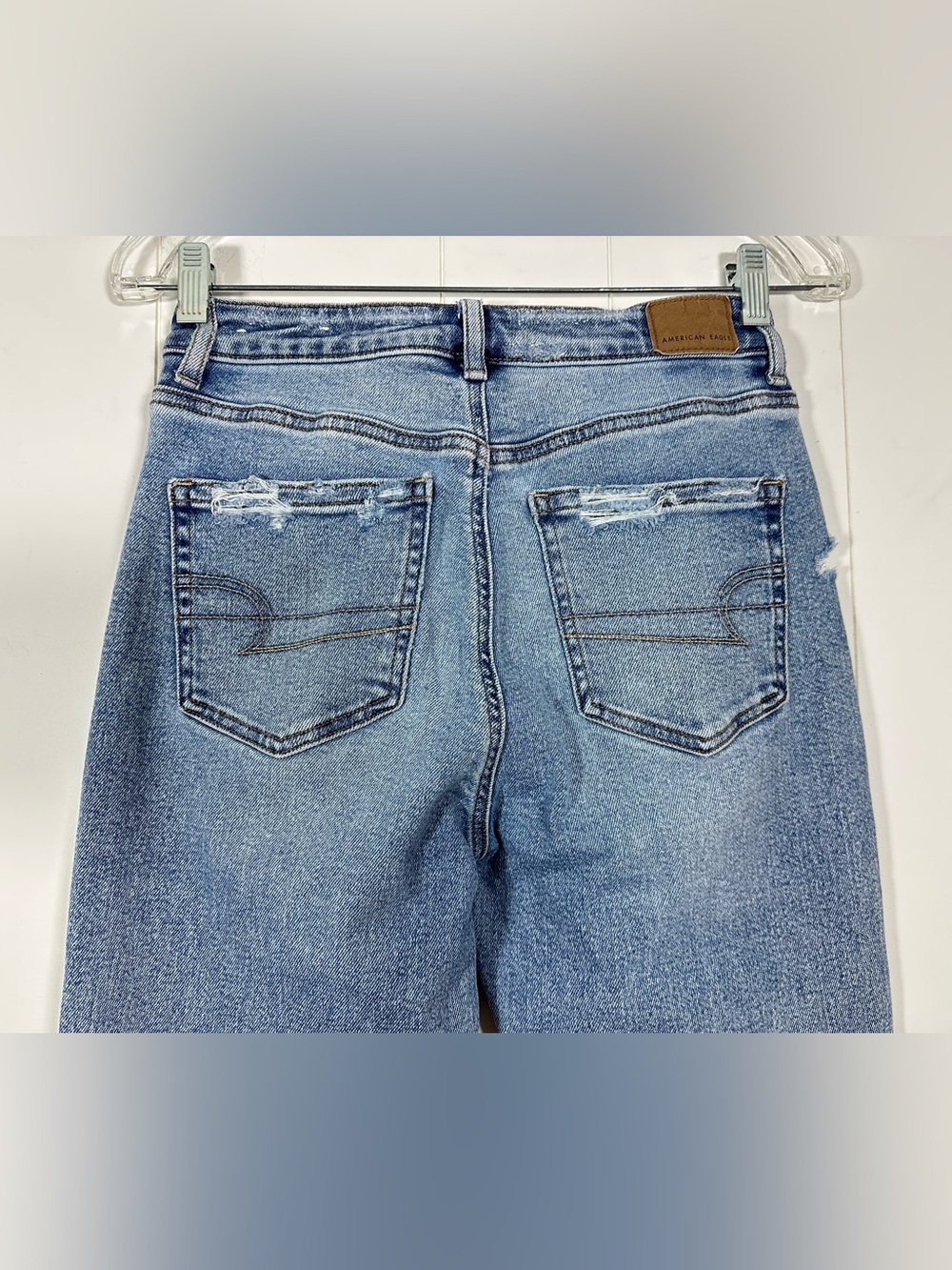 American Eagle Sz 2 Reg Distressed Stretch Mom Jeans Light Blue Denim Stretch - Picture 7 of 16